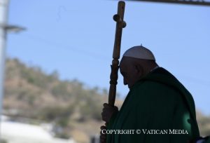 Le Saint-Père en prière lors de la messe dans le stade Sir John Guise © Vatican Media