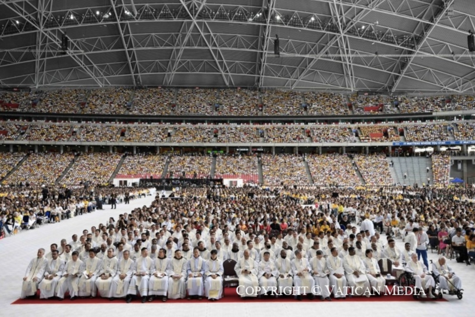 Le stade national 'Sports'Hub' de Singapour archicomble pour la messe du pape François © Vatican Media