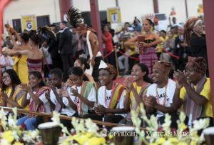 Ambiance de joie avec chants et danses pour accueillir le Saint-Père © Vatican Media