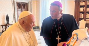 Le pape François avec Mgr Arjan Dodaj, archevêque de Tirana © Vatican News