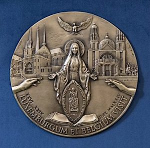 Médaille commémorative du voyage apostolique au Luxembourg et en Belgique_détail © Vatican Media