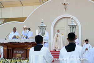 Beaucoup de recueillement pendant la célébration eucharistique à Dili © Vatican Media