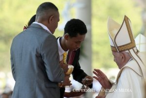 Le pape bénit les offrandes © Vatican Media