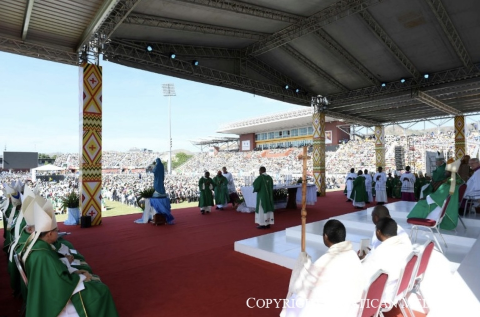 Accueil du pape dans le stade Sir John Guise © Vatican Media