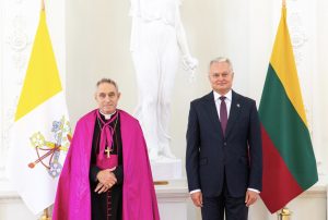 Mgr Gänswein nouveau nonce apostolique auprès des États baltes et le président lituanien M Gitanas Nauseda © Lietuvos Respublikos Prezidentas © Lietuvos Respublikos Prezidentas