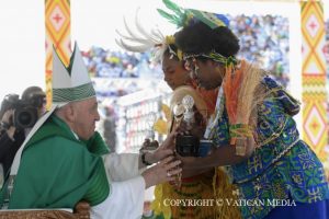 Offrandes lors de la messe en Papouasie-Nouvelle-Guinée © Vatican Media