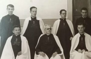 Le bienheureux en 1936 (assis, à gauche) © Archivo General de la Missioneras de la Caridad de María Inmaculada