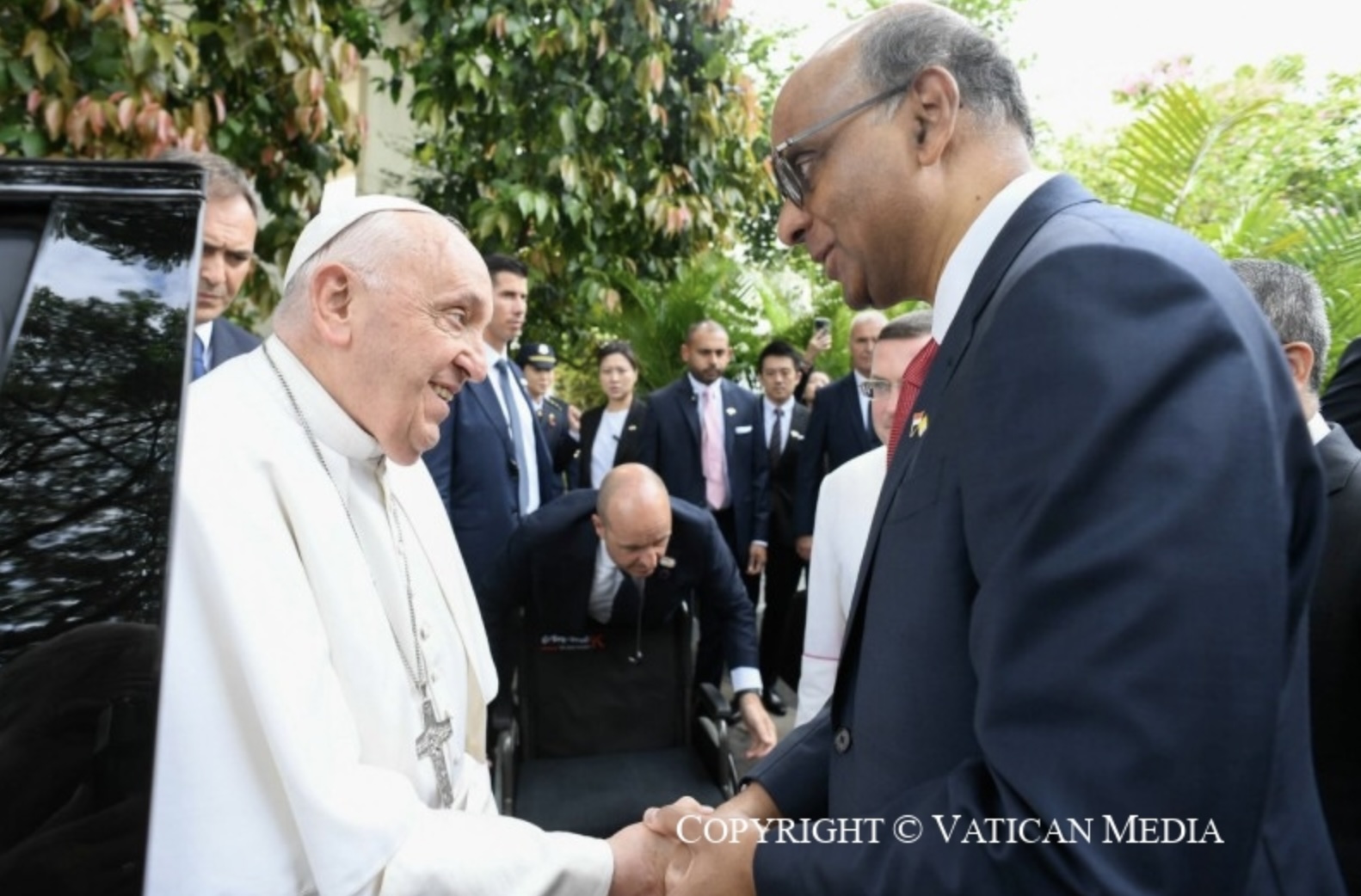 Le pape est accueilli par le Président de la République de Singapour,  Tharman Shanmugaratnam © Vatican Media