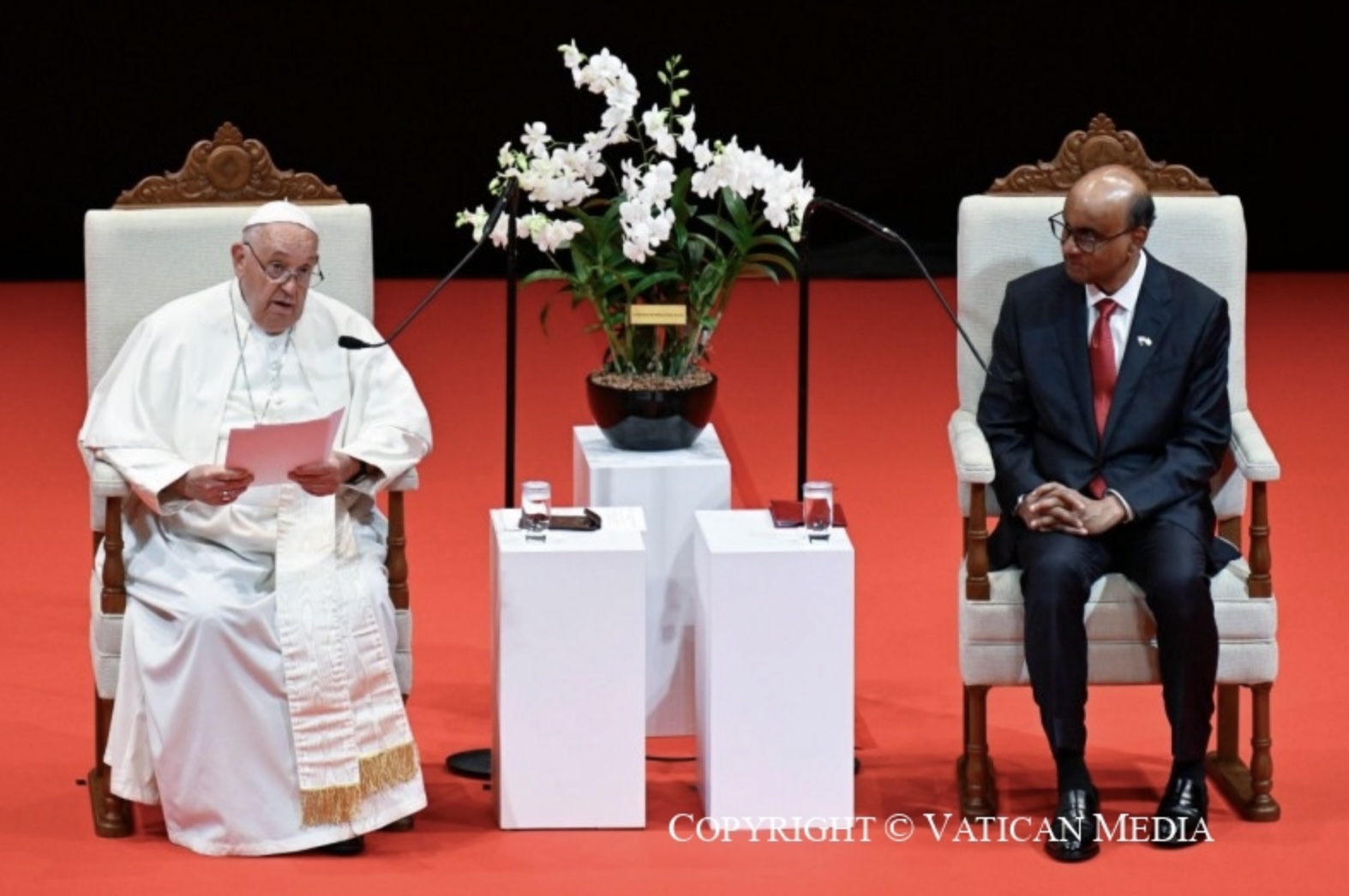 Le Saint-Père prononçant son discours aux responsables civils © Vatican Media