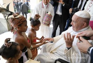 Accueil du pape par des enfants en tenue traditionnelle © Vatican Media