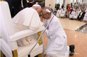 Bref échange entre le Saint-Père et un prêtre Timorais © Vatican Media