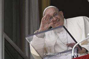 Le Saint-Père saluant la foule rassemblée place Saint-Pierre © Vatican Media