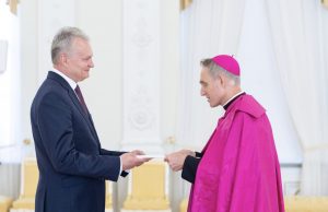 Remise des lettres de créance entre M. Nauseda et Mgr Gänswein © Lietuvos Respublikos Prezidentas