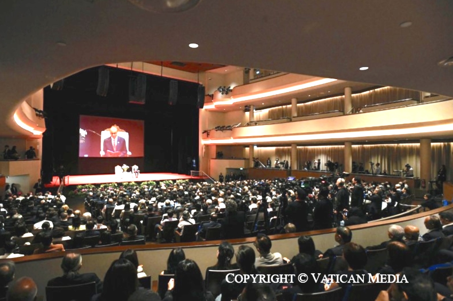 Rencontre avec les autorités, la société civile et le corps diplomatique à la NUS University Cultural Centre de Singapour © Vatican Media