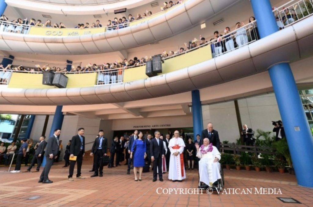 Le pape François arrive au Catholic Junior College de Singapour pour une rencontre interreligieuse ave le jeunes