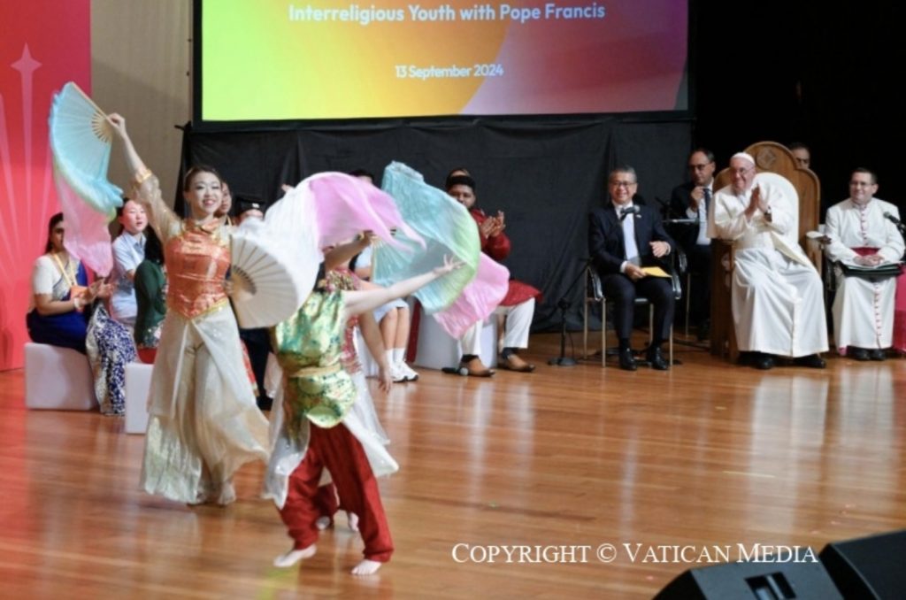 Moment de détente avec des danses traditionnelles qui semblent ravir le Saint-Père