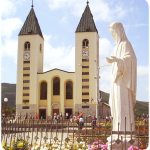 Statue de la Vierge devant l'église de Medjugorje