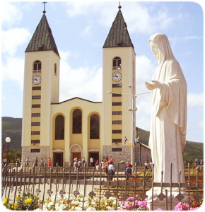 Statue de la Vierge devant l'église de Medjugorje