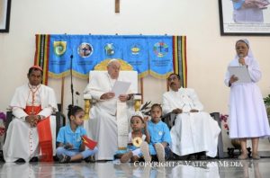 Le Saint-Père est accueilli à l’école Irmãs Alma © Vatican Media