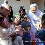 Le pape François revêtu de l’écharpe traditionnelle, le tais