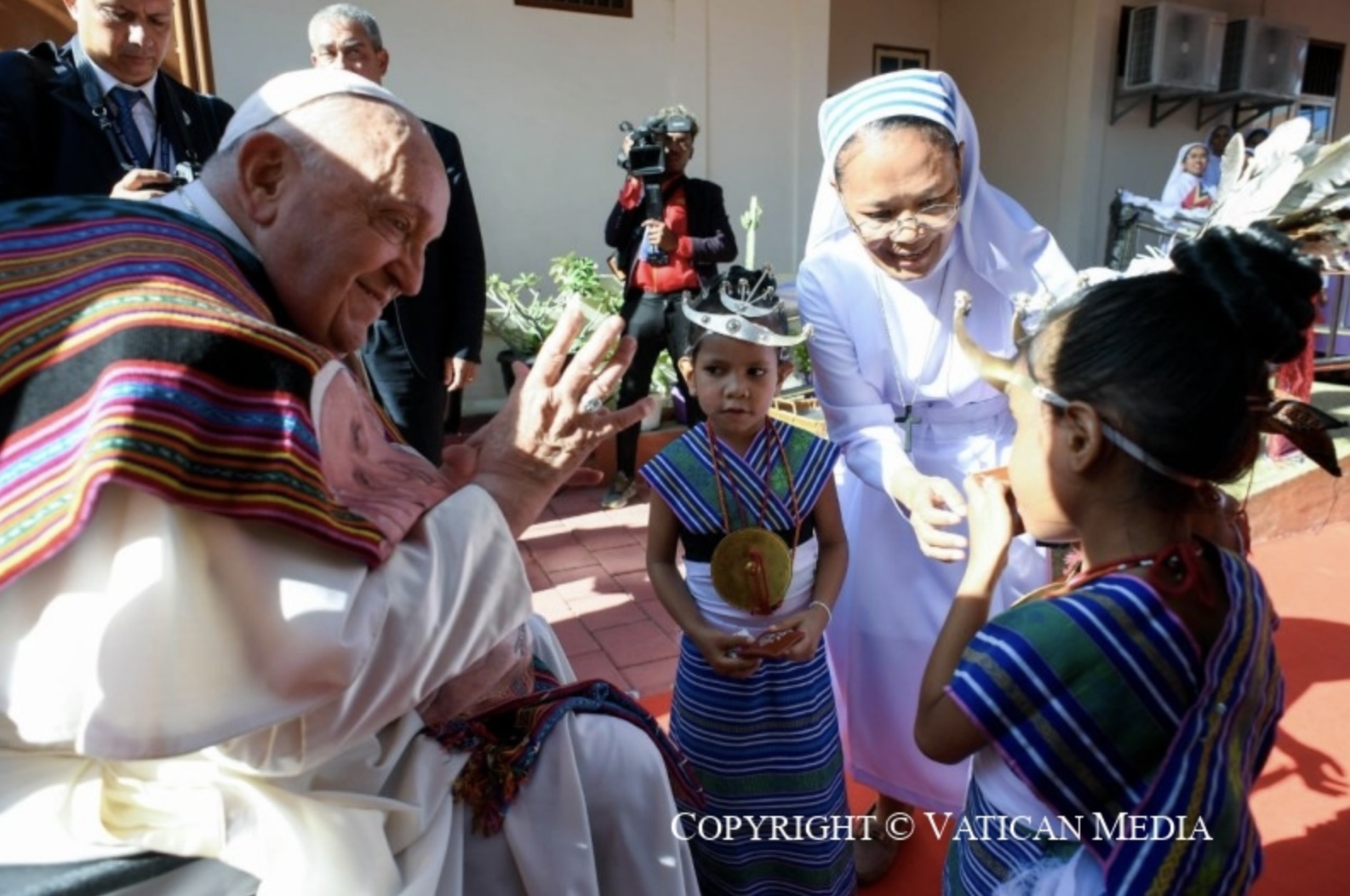 Le pape François revêtu de l’écharpe traditionnelle, le tais