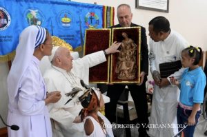 Le Saint-Père explique son cadeau, un sculpture de la Saint Famille