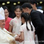 Une famille de Singapour reçoit la bénédiction du Saint-Père © Vatican Media