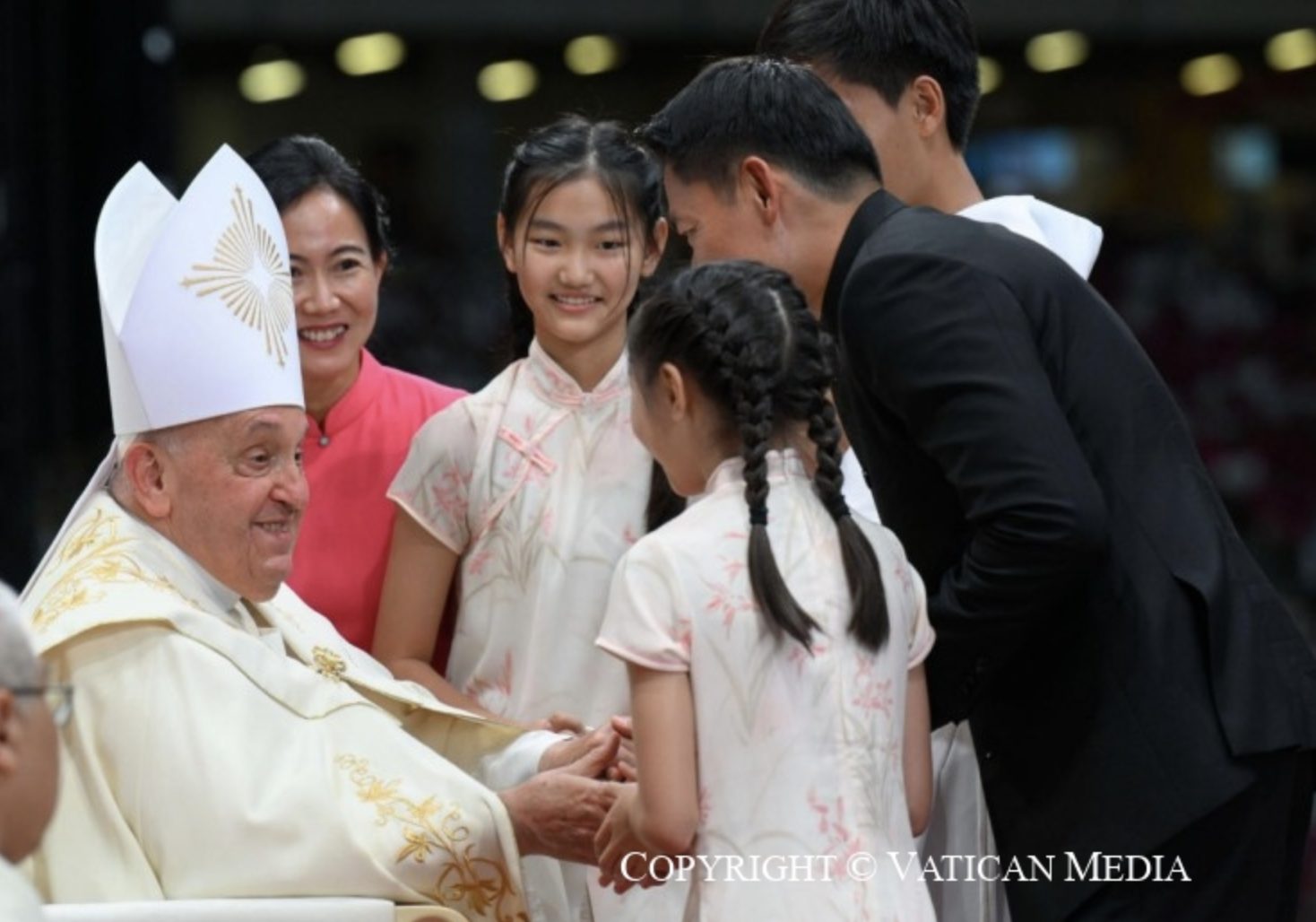 Une famille de Singapour reçoit la bénédiction du Saint-Père © Vatican Media