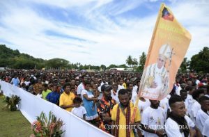 Une très grande foule de fidèles du diocèse de Vanimo est venue accueillir le pape François _VM © Vatican Media