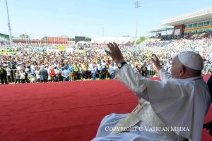 Le pape François rencontre la jeunesse au stade Sir John Guise © Vatican Media