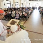 Le pape François bénit une plaque commémorative à la Maison Sainte-Thérèse de Singapour  © Vatican Media