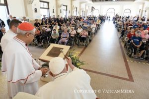 Le pape François bénit une plaque commémorative à la Maison Sainte-Thérèse de Singapour  © Vatican Media