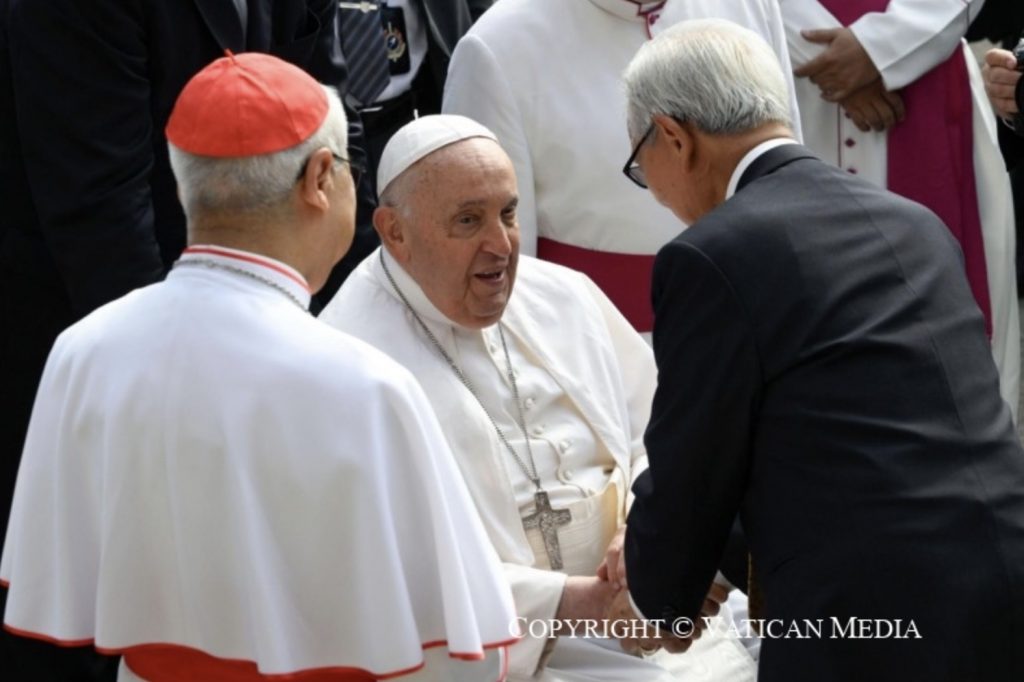 Le pape François est accueilli par l'archevêque de Singapour, Son Éminence le card. William Goh Seng Chye, le directeur exécutif, le directeur général et le Dr Michael Thio, président du conseil d'administration, du Catholic Welfare Services.