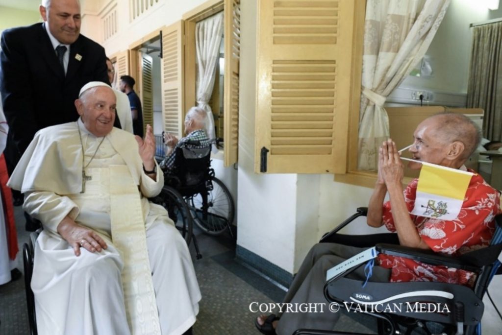 Un résidant de la Maison salue le pape François à son arrivée.