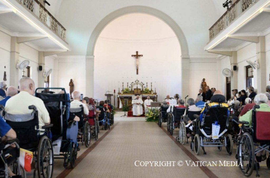 Le Saint-Père est allé dans la chapelle de la maison où après une présentation des lieux par le président du conseil d’administration, le Dr Michael Thio, il a béni les prêtres et les hôtes de l'établissement.