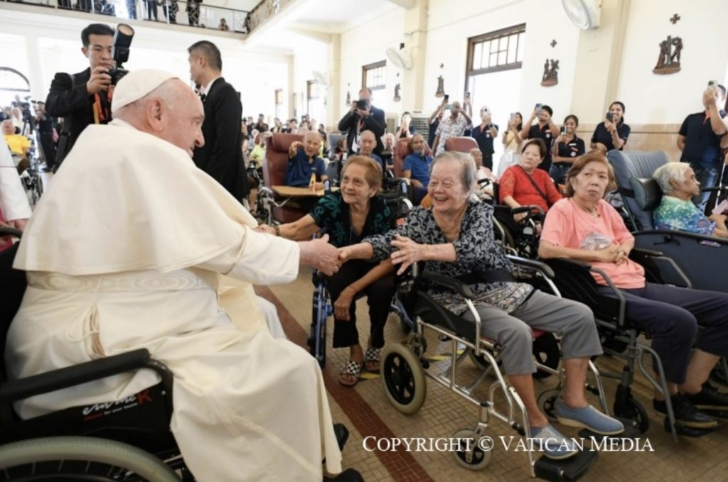 Le pape François prend le temps de saluer et de bénir les personnes sur son passage.