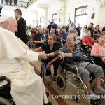 Le pape François prend le temps de saluer et de bénir les personnes sur son passage.