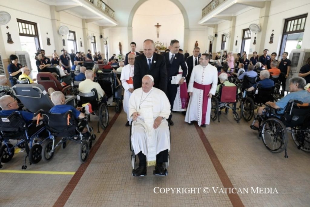 Le Saint-Père quitte la rencontre en fauteuil roulant.