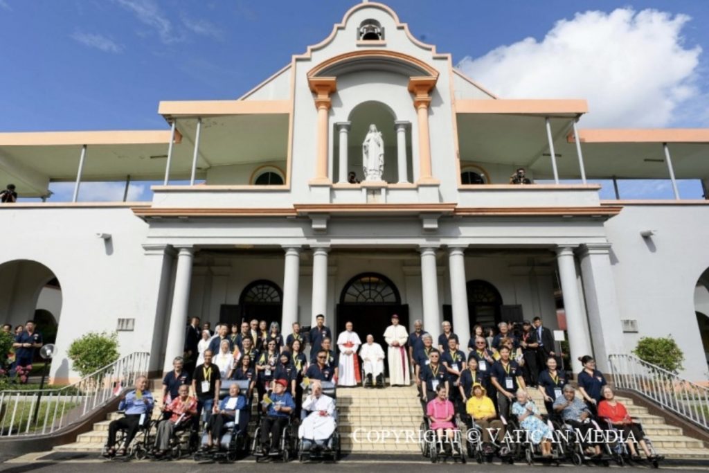 Photo souvenir des personnes vivant dans la Maison Sainte-Thérèse à Singapour.