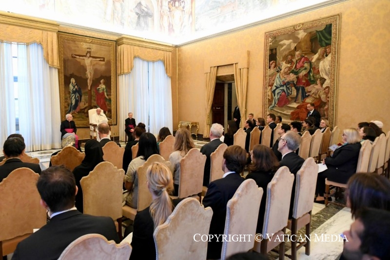 Le pape François a reçu en audience une délégation de ministres participant au G7 sur l'inclusion et le handicap dans la salle du Consistoire du Saint-Siège © Vatican Media