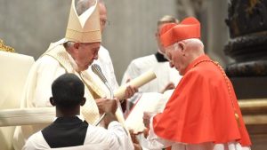 Le Pape et le cardinal Dal Corso lors du consistoire du 5 octobre 2019, dans la basilique Saint-Pierre © Vatican News