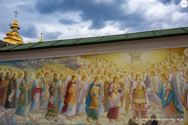 Une fresque représente St Michel et les anges dans le parc du Siège de l’Eglise orthodoxe ukrainienne Kiev © AED