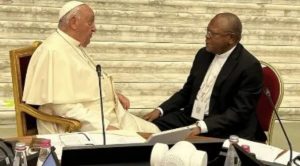 Card Fridolin Ambongo en discussion avec le pape François © aciafrique