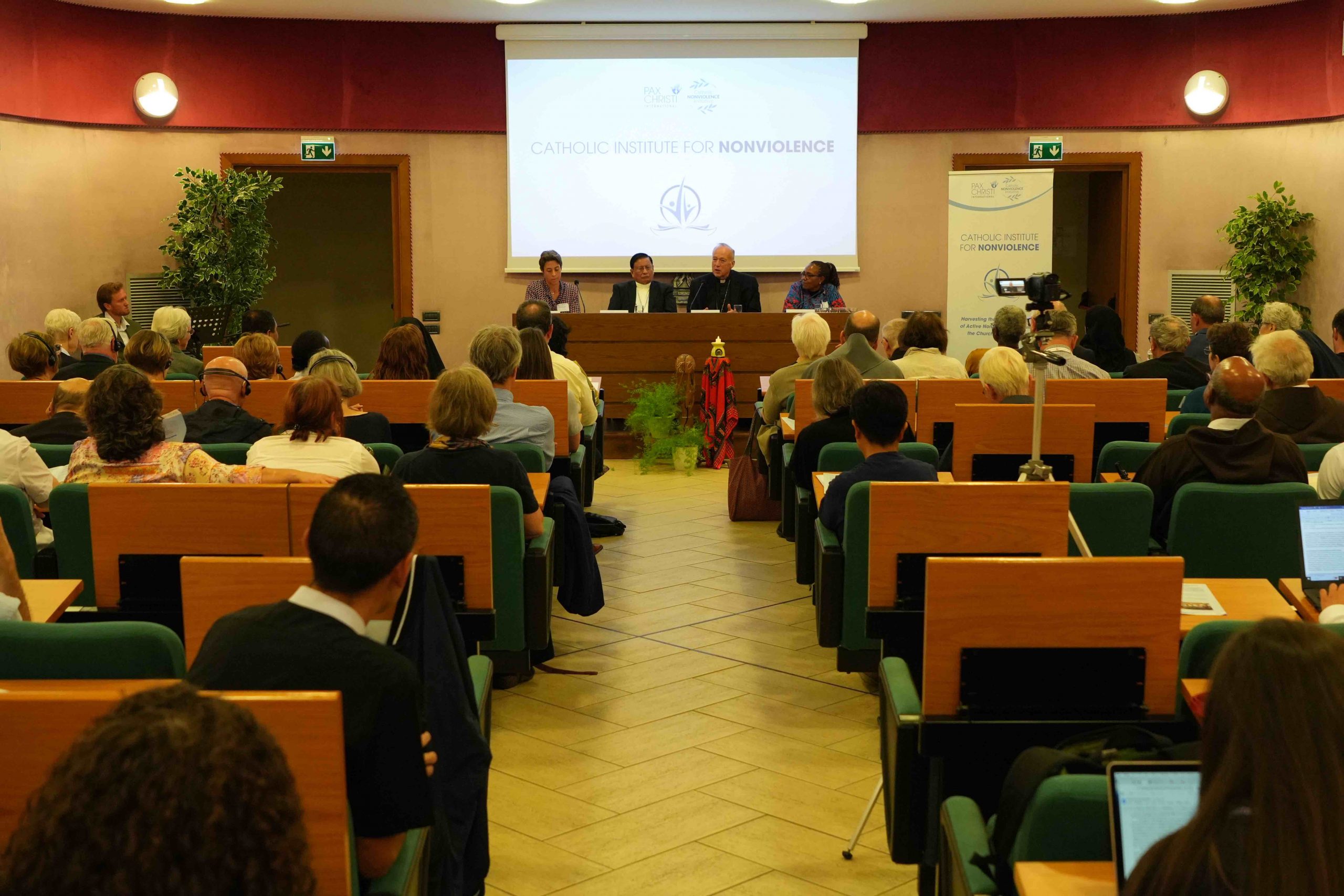 L'événement, retransmis en direct sur YouTube, était animé par les cardinaux Bo et McElroy, Sœur Teresia Wachira de l'Institut de la Bienheureuse Vierge Marie, ainsi que par l'auteure et chercheuse de renom Maria Stephan © Initiative catholique pour la non-violence