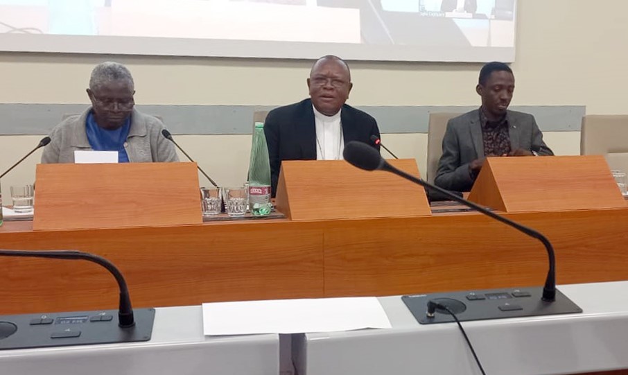 Le Cardinal Fridolin Ambongo (au milieu) lors de la conférence animée le 12 octobre 2024 à Rome, sur le thème « Les martyrs modernes, victimes de l’exploitation des ressources minières en Afrique : Réalités et perspectives de l’Eglise en sortie » © SCEAM