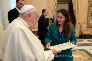 Le pape François a reçu en audience une délégation de ministres participant au G7 sur l'inclusion et le handicap dans la salle du Consistoire du Saint-Siège © Vatican Media