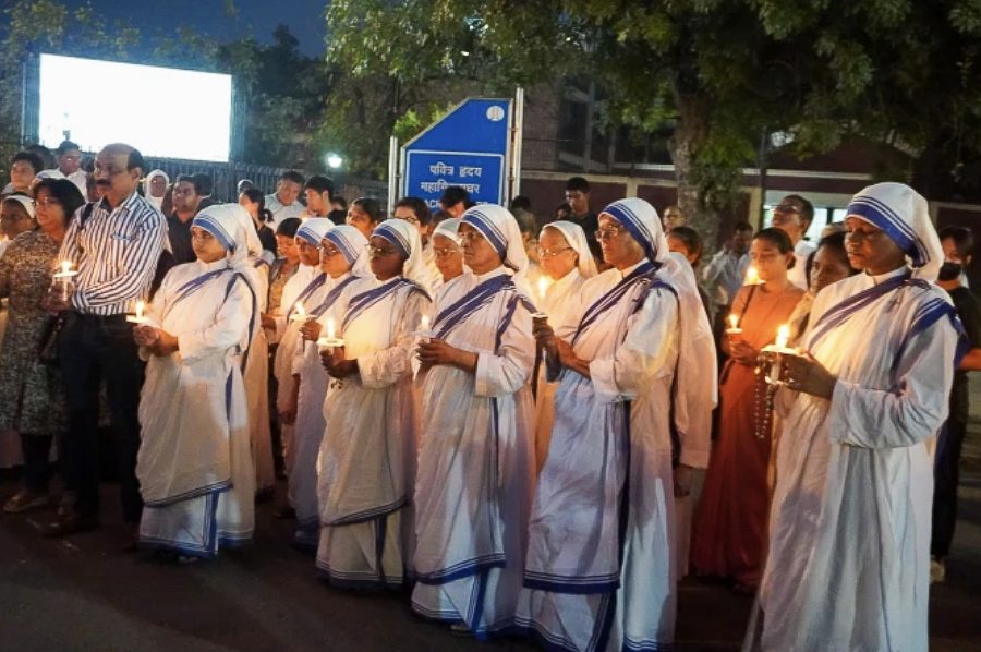 Des religieuses des Missionnaires de la Charité tiennent des cierges en mémoire des violences du 3 mai dans l’État indien de Manipur © CNA / Anto Akkara