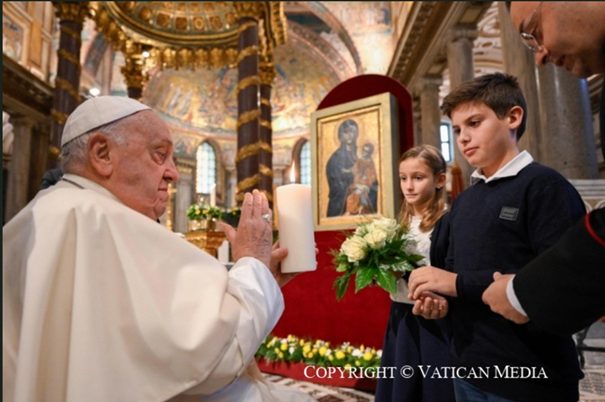 Le pape en la basilique Sainte-Marie-Majeure pour la récitation du rosaire en faveur de la paix dans le monde © Vatican Media