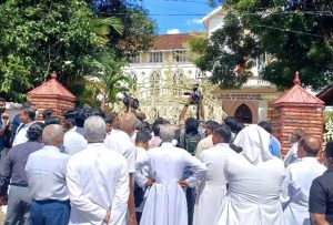 Des prêtres et d'autres membres de l'archidiocèse d'Ernakulam-Angamaly manifestent devant l'archevêché, 9 octobre 2024 © ucanews.com