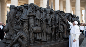 Le pape François a inauguré un monument aux migrants place Saint-Pierre de Rome en septembre 2019 © catholicbishops.ie